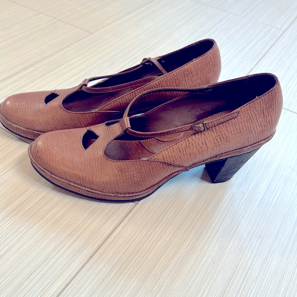 Clarks Artisan Collection size 11 brown leather peasant heels